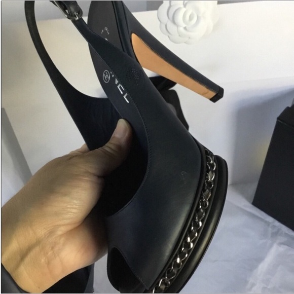 CHANEL - Picture 16 of 16